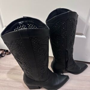 Dolce Vita Black Heeled Boots with Cut-Out Design